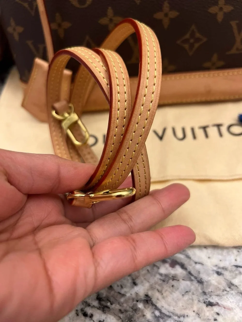 Authentic Alma BB. Comes with dustbag, box, strap, lock and key